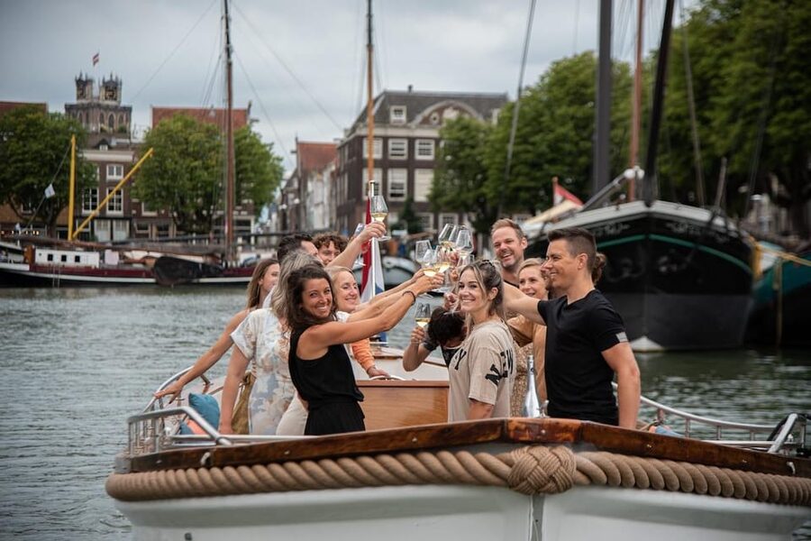 Dordrecht: City Canal Cruise - Drinks on the boat