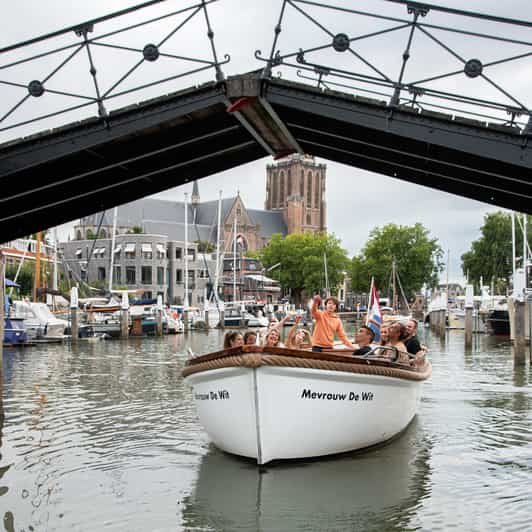 Dordrecht: City Canal Cruise - City Hall and the Great Church