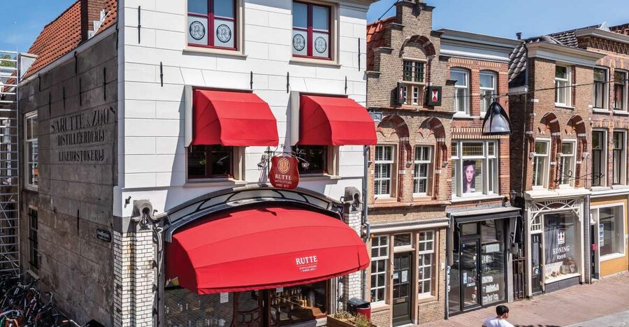 Dordrecht: Distillery Tour with Dutch Gin & Genever Tasting - Starting with Dutch Dry Gin and tonic