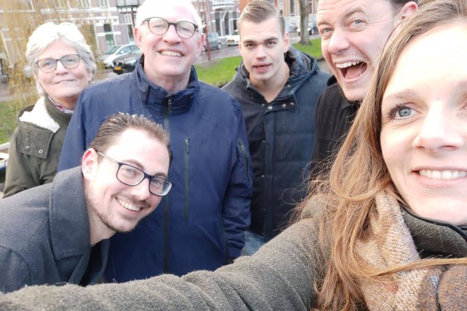 e-Scavenger hunt Alkmaar: Explore the city at your own pace - Climbing toward the sky, then looking back at old homes
