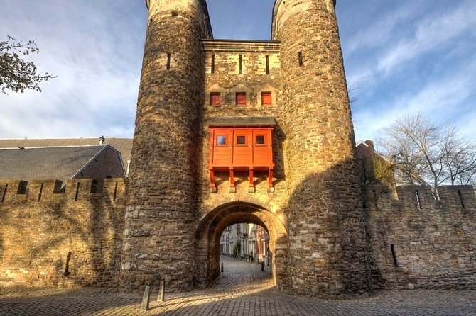 e-Scavenger hunt Maastricht: Explore the city at your own pace - Starting at Graanmarkt and meeting old Maastricht