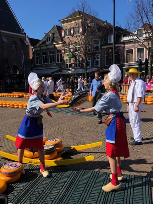 From Amsterdam; Alkmaar Cheese market & Zaanse Schans - The 30-minute guided walk through Alkmaar
