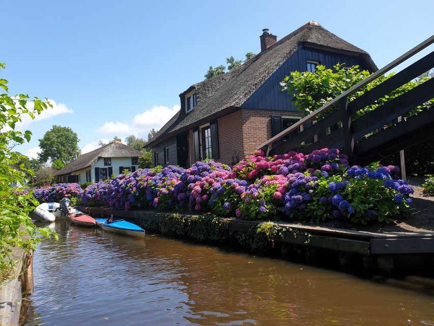From Amsterdam: Giethoorn Day Trip with Small Electric Boat - Arriving in Giethoorn by electric boat