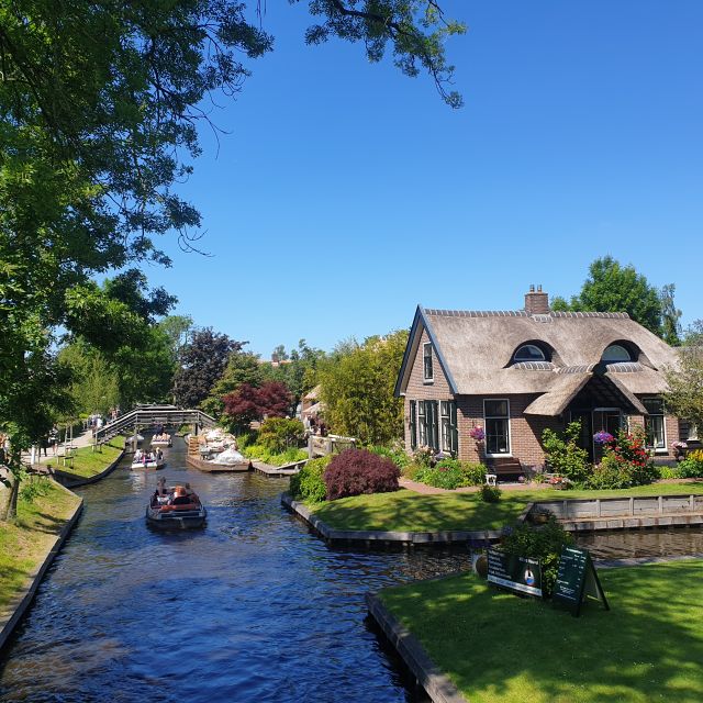 From Amsterdam: Giethoorn Day Trip with Small Electric Boat - Lunch and two hours to explore