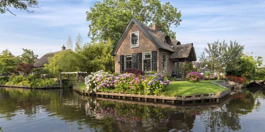 From Amsterdam: Giethoorn Day Trip with Small Electric Boat - The small-group advantage