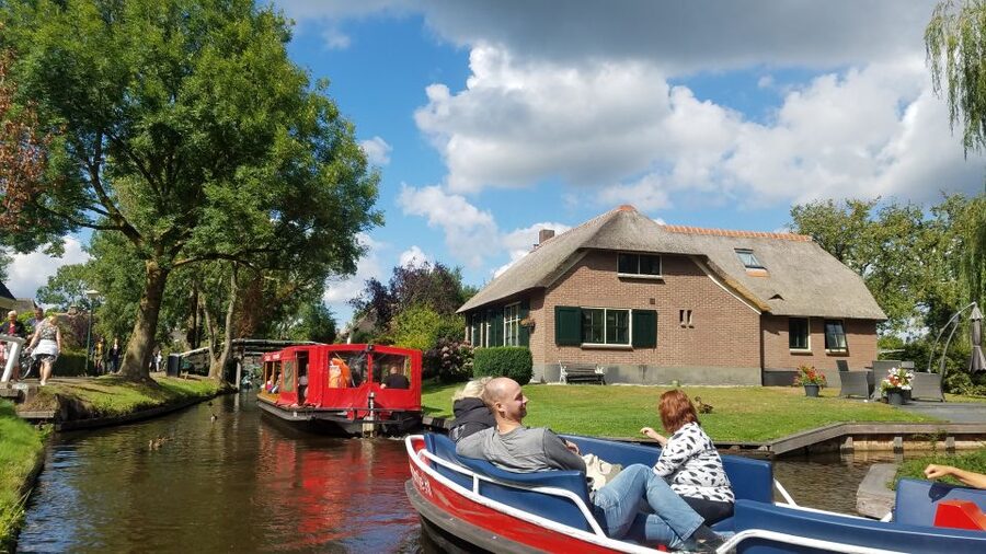 From Amsterdam: Giethoorn Day Trip with Small Electric Boat - When to go, and what the crowds change