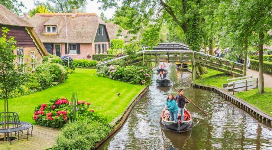 From Amsterdam: Giethoorn Guided Day Trip with Canal Cruise - The coach ride through the Dutch countryside