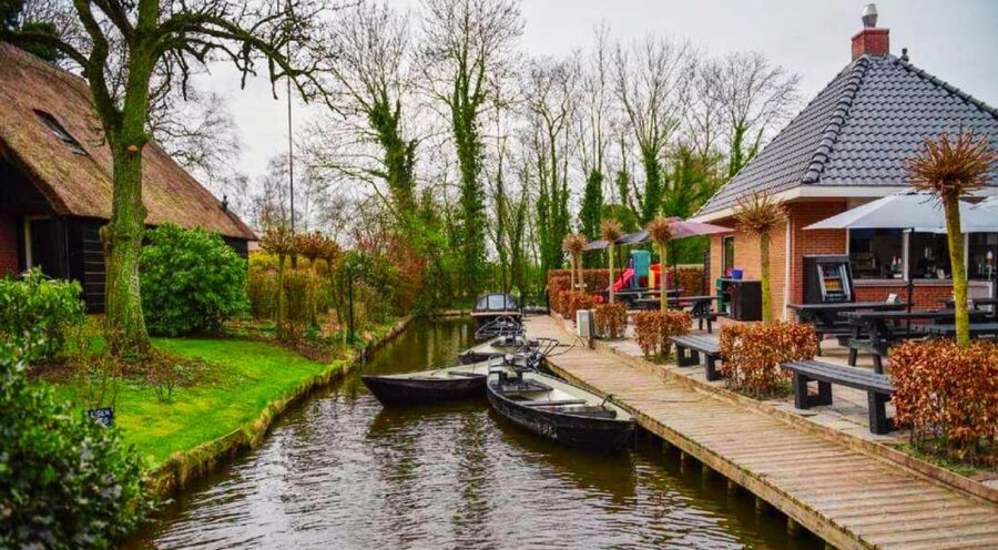 From Amsterdam: Giethoorn Guided Day Trip with Canal Cruise - Arriving in the car-free village