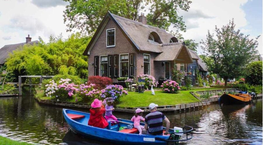 From Amsterdam: Giethoorn Guided Day Trip with Canal Cruise - Meeting at Amsterdam Central Station
