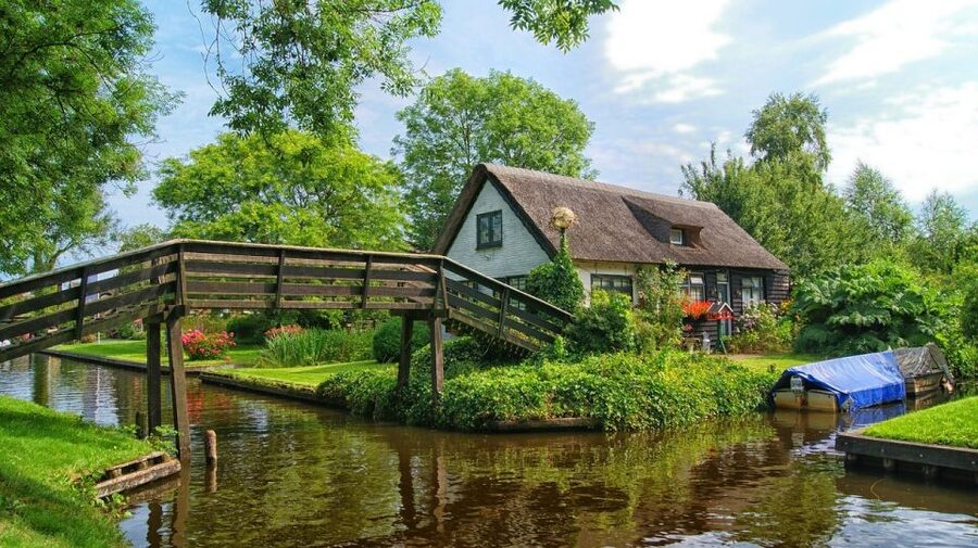 From Amsterdam: Giethoorn Sightseeing Tour and Canal Cruise - Lunch and free time in the village
