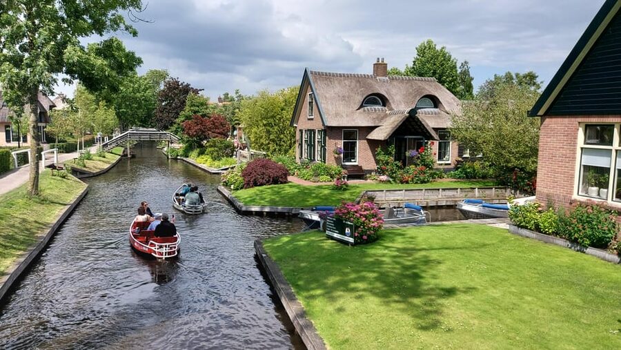From Amsterdam: Giethoorn Small Group Tour with Boat Ride - Arriving before the canal traffic