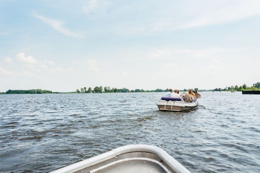 From Amsterdam: Giethoorn & Zaanse Schans Tour w/ Small Boat - Who should book this tour?