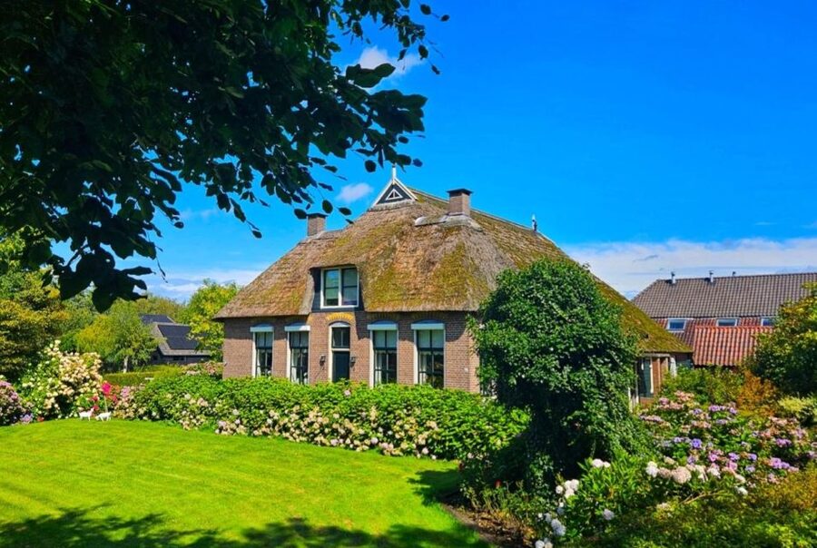 From Amsterdam: Giethoorn & Zaanse Schans Tour w/ Small Boat - The long road north to Giethoorn
