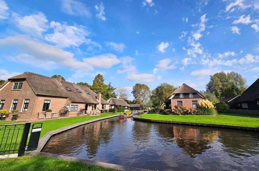From Amsterdam: Giethoorn & Zaanse Schans Tour w/ Small Boat - Giethoorn by whisper boat
