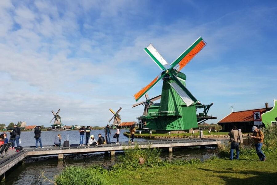From Amsterdam: Giethoorn & Zaanse Schans Tour w/ Small Boat - Three hours to walk, look around, and eat