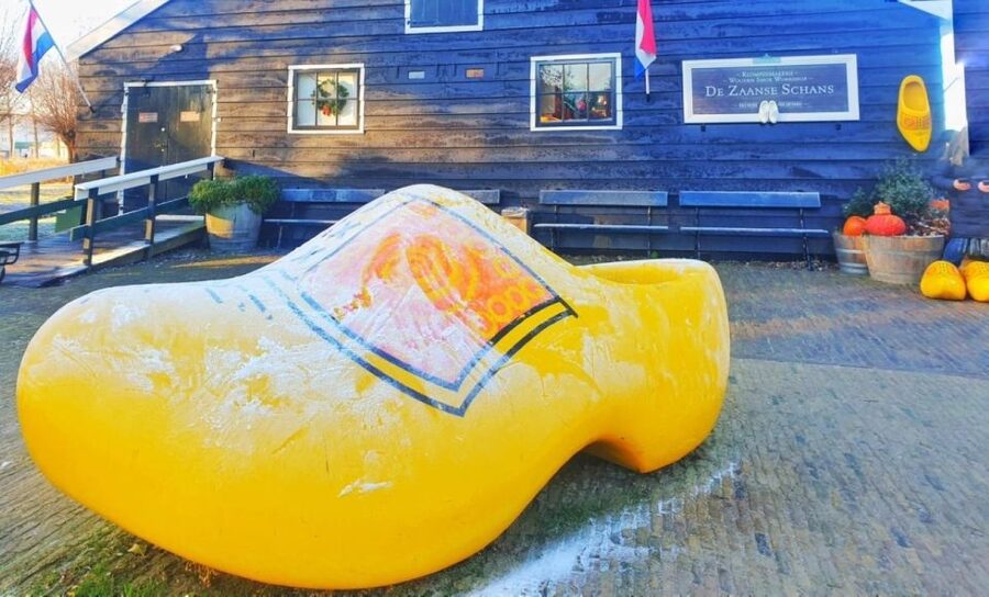 From Amsterdam: Giethoorn & Zaanse Schans Tour w/ Small Boat - Guides, group size, and the human side of the day