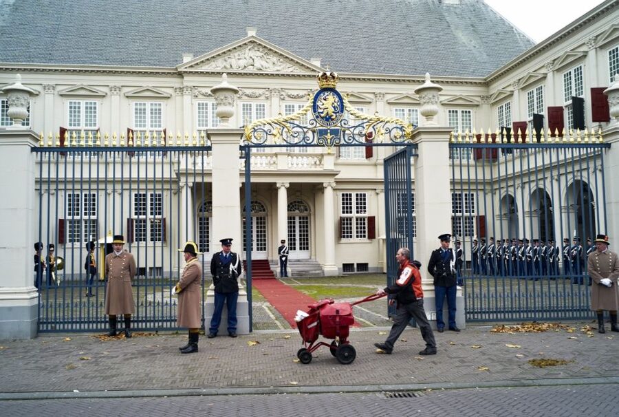 From Amsterdam: Guided Trip to Rotterdam, Delft & The Hague - Small details that make the day easier