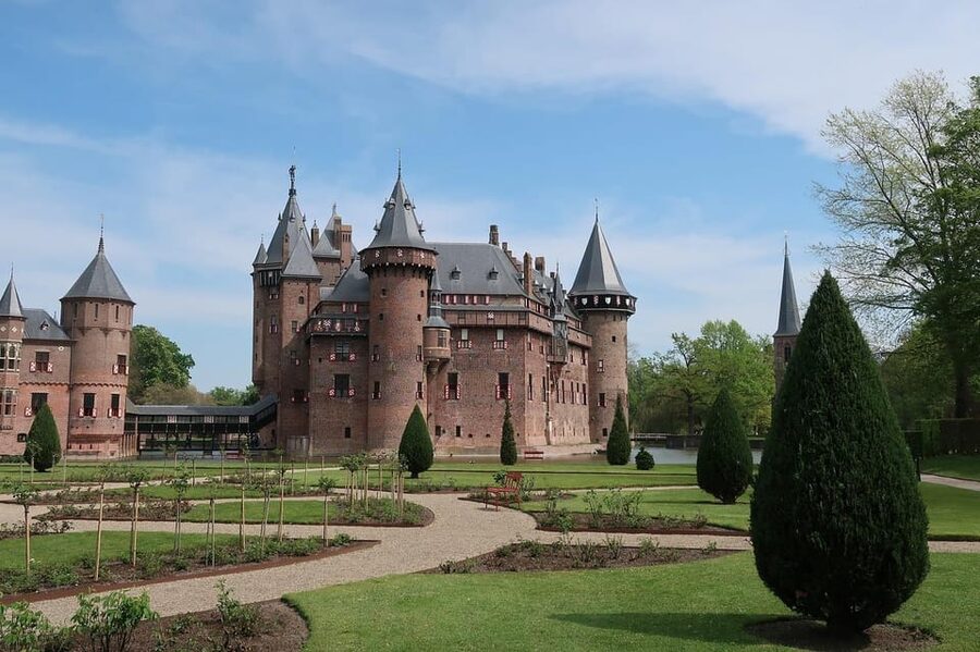 From Amsterdam: Muiderslot and De Haar Castle Tour - Muiderslot, a compact medieval fortress