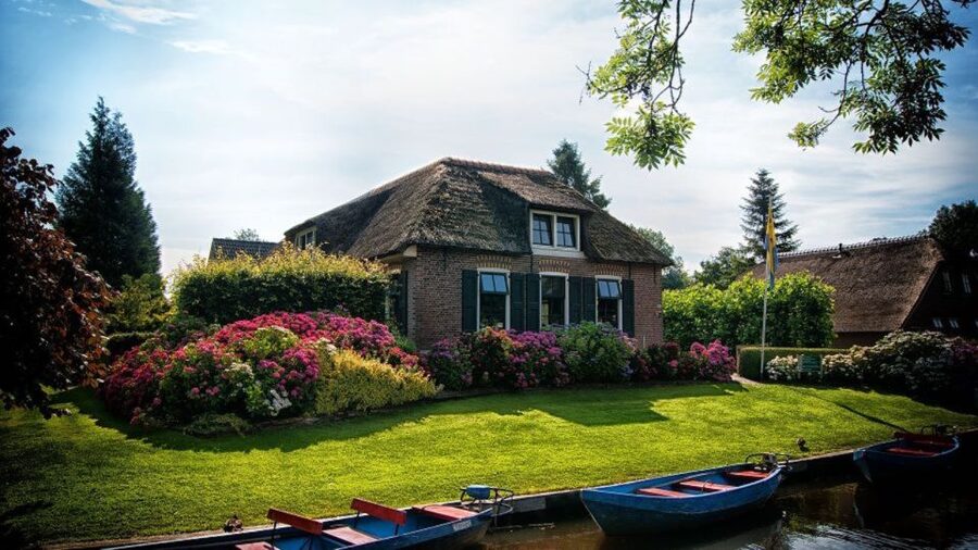 From Amsterdam: Private Tour to Giethoorn with Canal Cruise - Leaving Amsterdam for Giethoorn