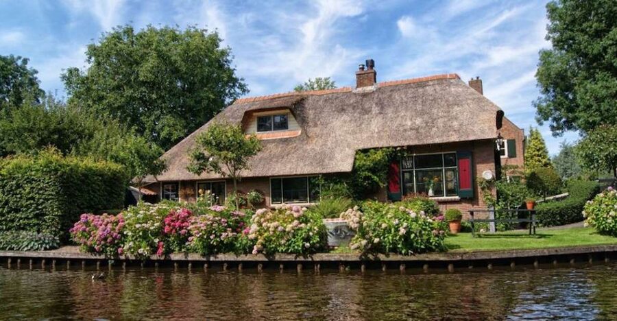 From Amsterdam: Private Tour to Giethoorn with Canal Cruise - Arriving in Giethoorn’s canal center