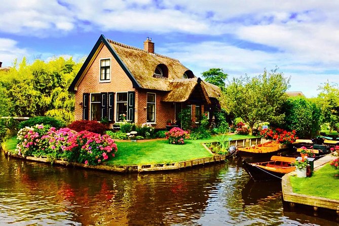 From Amsterdam: Zaanse Schans, Volendam, Giethoorn with Boat Tour - What the guide adds to a tightly timed day