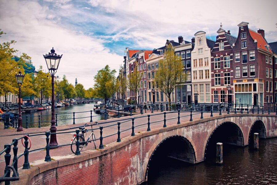 From Brussels: Day Trip to Amsterdam with Canal Boat Cruise - What the bilingual format is really like