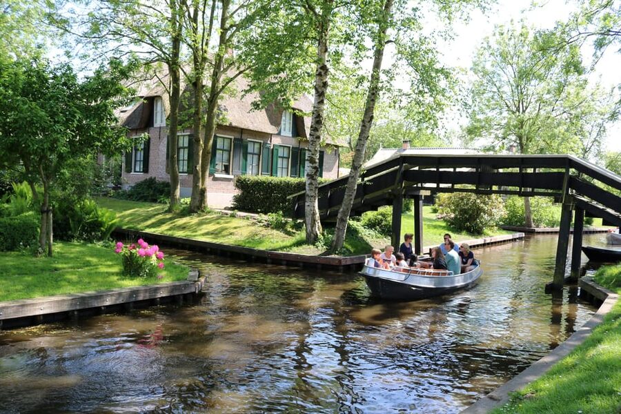 Giethoorn: 2,5 Hours 7 persons boat steeringwheel + cushions - Steering the electric sloop through the village