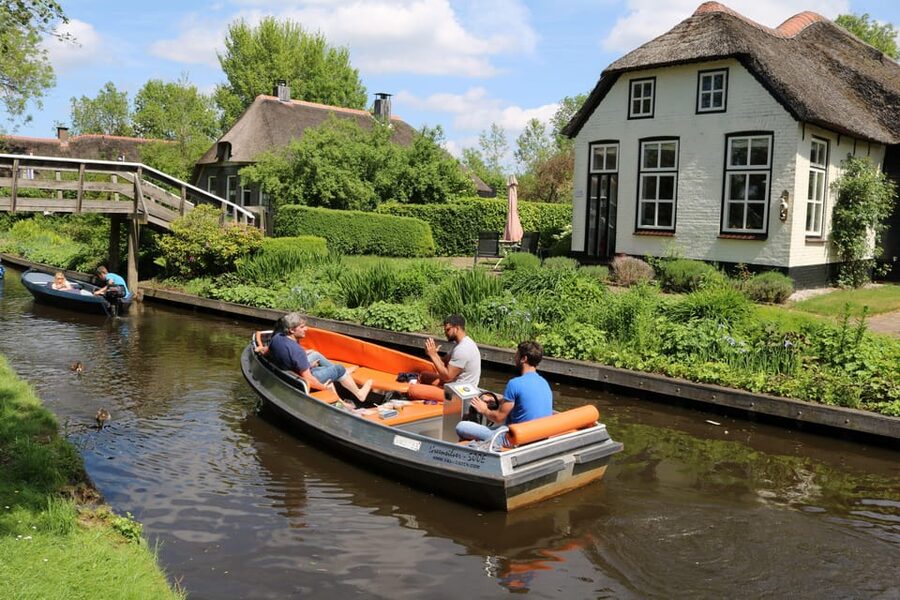 Giethoorn: 2,5 Hours 7 persons boat steeringwheel + cushions - Picking up the boat at Hylkemaweg 13