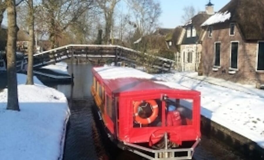 Giethoorn: Canal cruise Giethoorn village and lake - Why Giethoorn is best seen from the canals