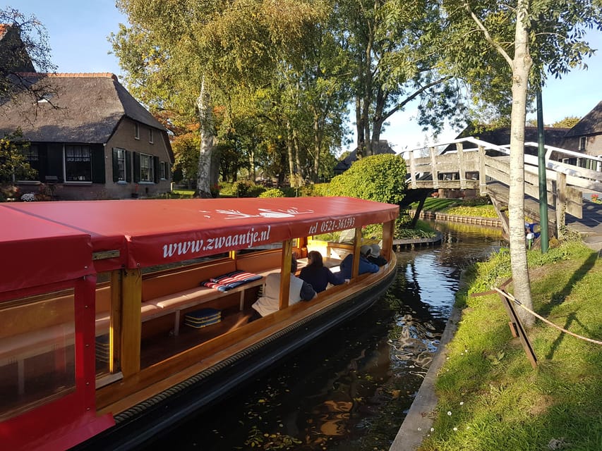 Giethoorn: Canal cruise Giethoorn village and lake - Out onto Weerribben-Wieden lake