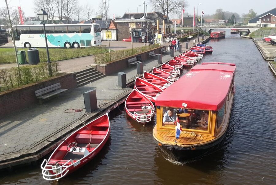 Giethoorn: Canal cruise Giethoorn village and lake - How the boat experience feels in practice