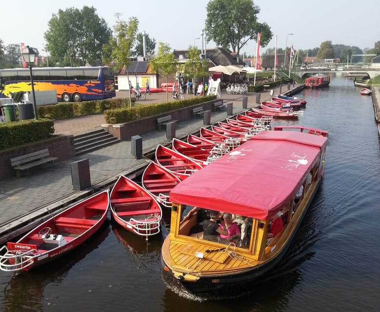 Giethoorn: Canal cruise Giethoorn village and lake - Using the nine-language audio guide