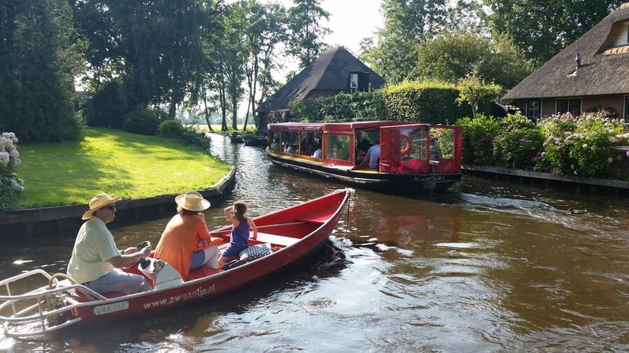 Giethoorn: Canal cruise Giethoorn village and lake - Is $12 good value for one hour?