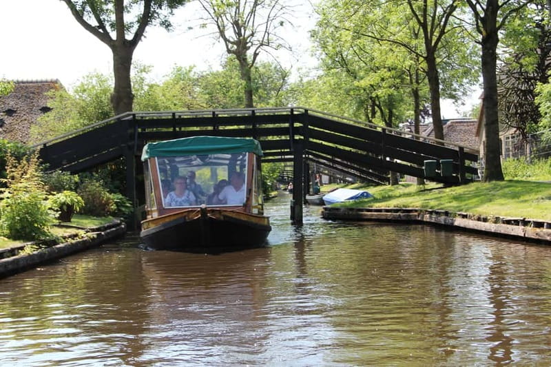 Giethoorn: Canal Cruise & lake Tour & Sightseeing Village - Seeing Giethoorn from Hylkemaweg 15