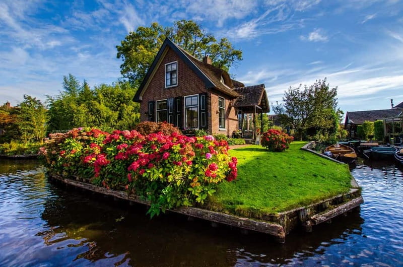Giethoorn: Canal Cruise & lake Tour & Sightseeing Village - A heated boat for changing Dutch weather
