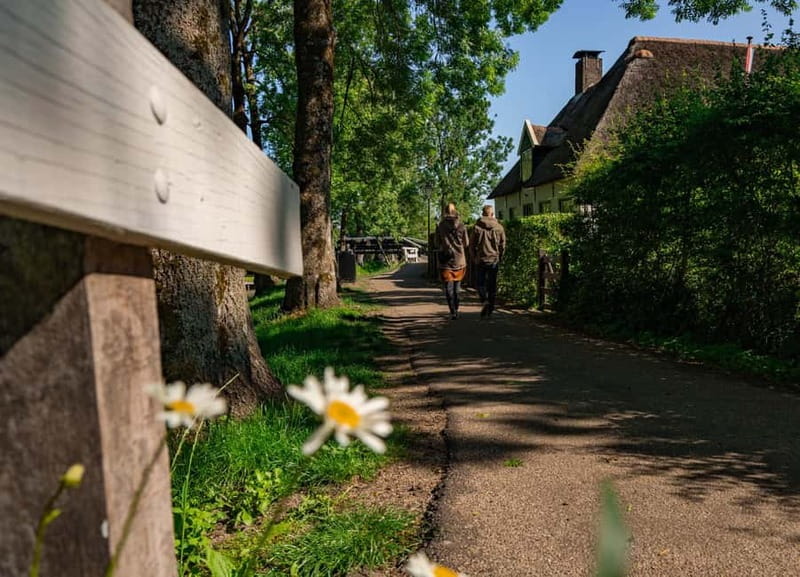 Giethoorn: Canal Cruise & lake Tour & Sightseeing Village - Choosing the best departure time