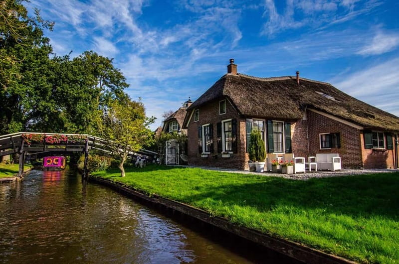 Giethoorn: Canal Cruise & lake Tour & Sightseeing Village - What you see during the one-hour cruise