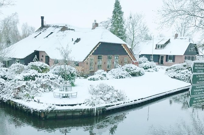 Giethoorn Day Tour from Amsterdam with Small Boat Ride - Walking into Giethoorn’s canal center