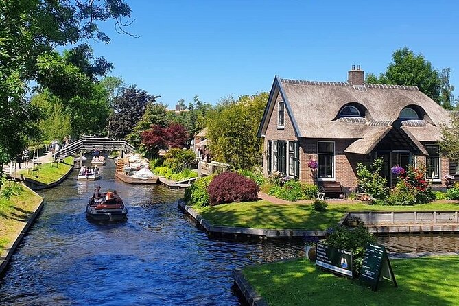 Giethoorn Day Tour from Amsterdam with Small Boat Ride - Starting at the DoubleTree near Amsterdam Centraal