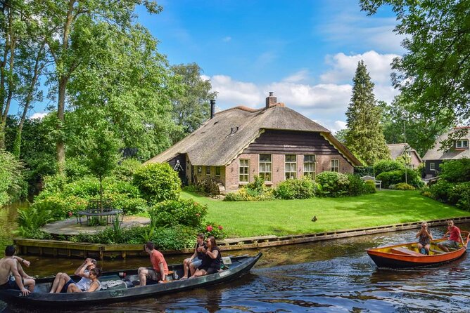 Giethoorn Day Trip from Amsterdam With Cruise and Cheeseplatter - What the canal cruise does well