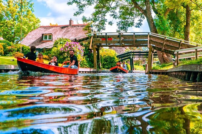 Giethoorn Private Tour & Boat Trip - Walking, lunch, and small local stops
