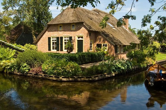 Giethoorn Private Tour & Boat Trip - Five hours among canals, cottages, and bridges