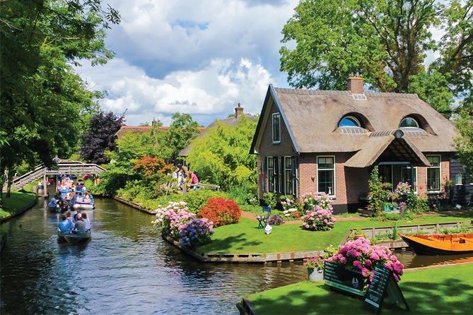 Giethoorn Private Tour Guide Giethoorn in luxury Jaguar S Type - Snacks, weather, and practical comfort