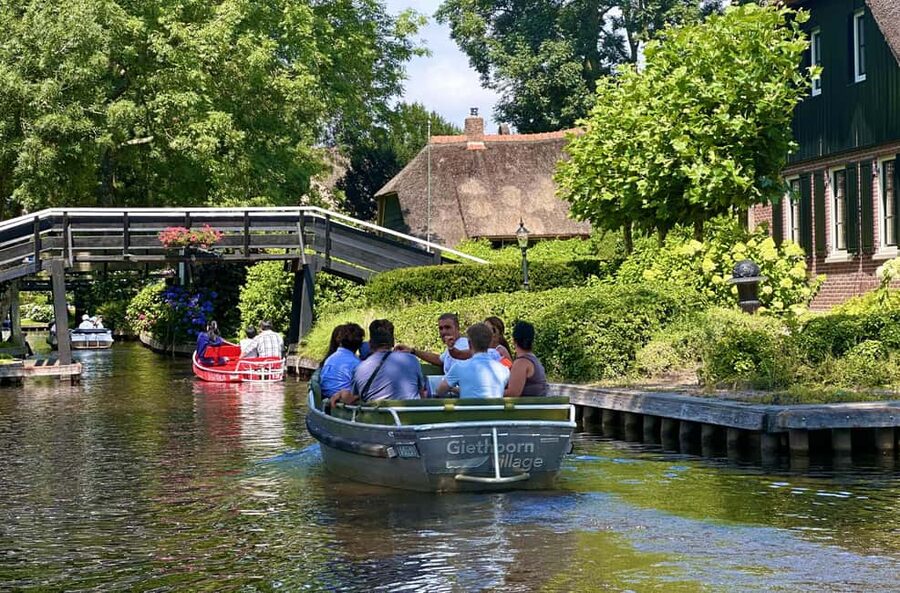Giethoorn: Round trip from Amsterdam optional guided cruise - Timing, flexibility, and practical details