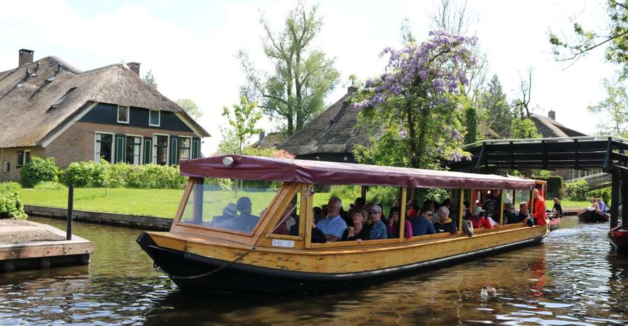 Giethoorn: Village & National Park Canal Cruise with Coffee - Key points to know before you board