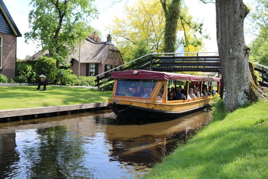 Giethoorn: Village & National Park Canal Cruise with Coffee - Why Giethoorn is best seen from the water