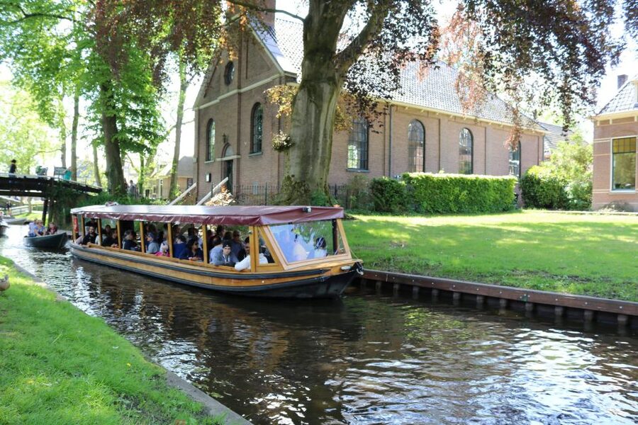 Giethoorn: Village & National Park Canal Cruise with Coffee - The first canal stretch, bridges and village homes