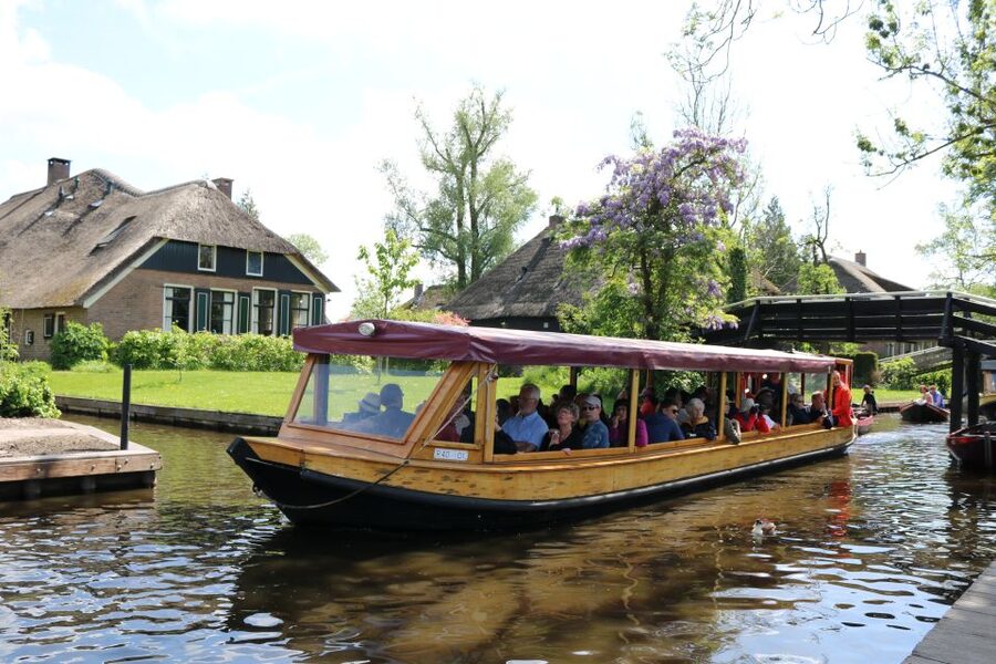 Giethoorn: Village & National Park Canal Cruise with Coffee - Coffee, tea, or lemonade on board