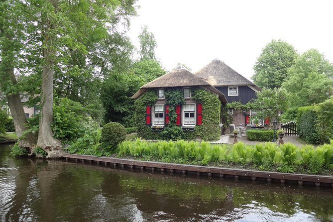 Giethoorn, Zaandam & Zaanse Schans Day Tour w/ Small Boat Ride - The road to Giethoorn