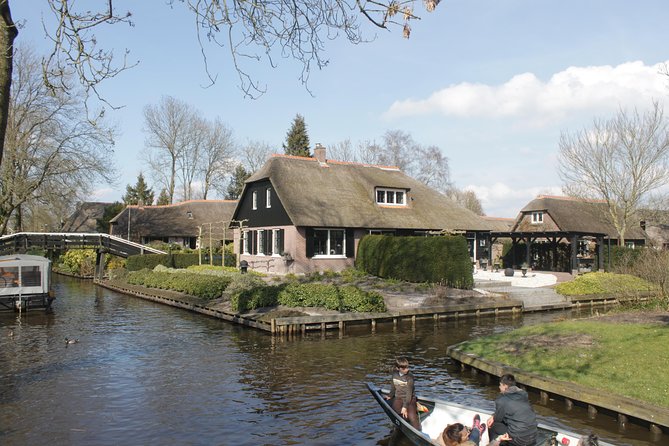 Giethoorn, Zaandam & Zaanse Schans Day Tour w/ Small Boat Ride - Giethoorn is peaceful, until it is not